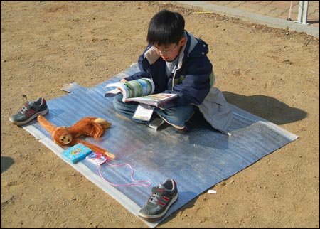 허성호(10·대석초3) 어린이는 인형을 500원에 판매할 꿈에 부풀어 있다. 